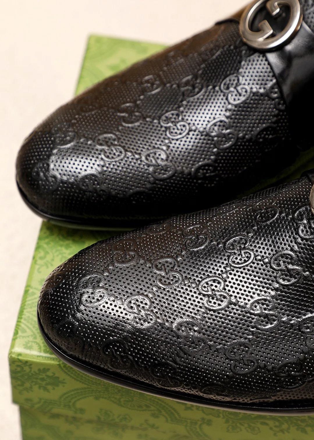 Men's shoes 💰462 💐 Product trademark: GUCCI "Gucci" casual leather shoes Regular size: 38-44 (45.46.47🉑️customized) Product materials: Selected imported first-layer cowhide embossed upper + luxury hardware buckle, imported cowhide leather lining. Strong three-dimensional visual effect, original outsole color: 1⃣️color optional